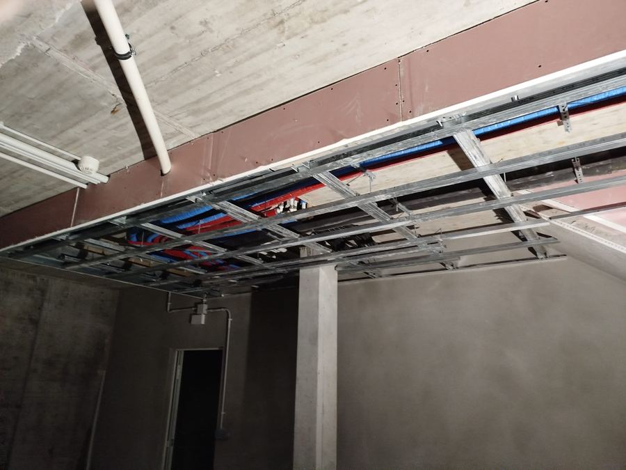 Estructura de techo de pladur con instalaciones vistas