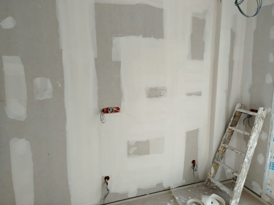 Pared de pladur en proceso de guarnecido y alisado