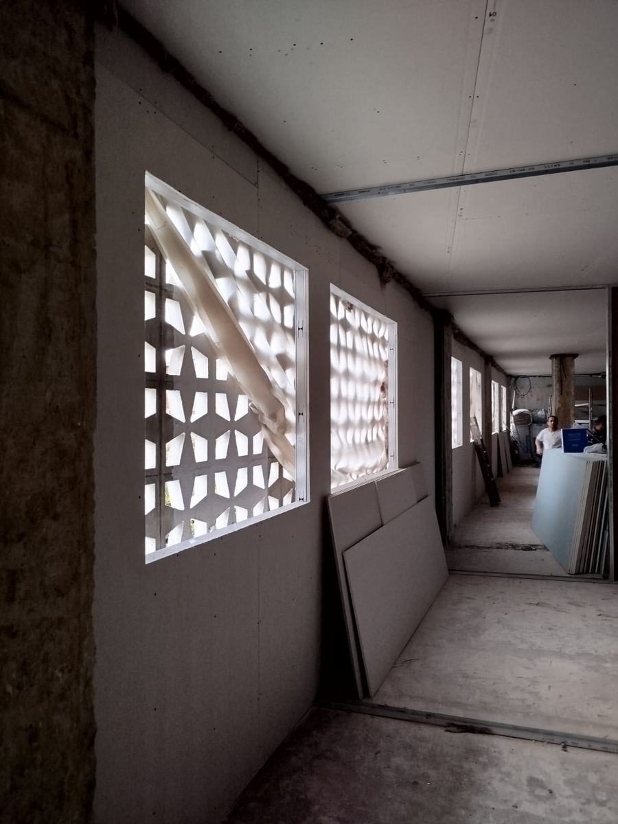 Pasillo con trasdosados de pladur y celosías de luz