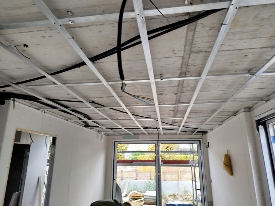 Estructura de techo de pladur con luz natural